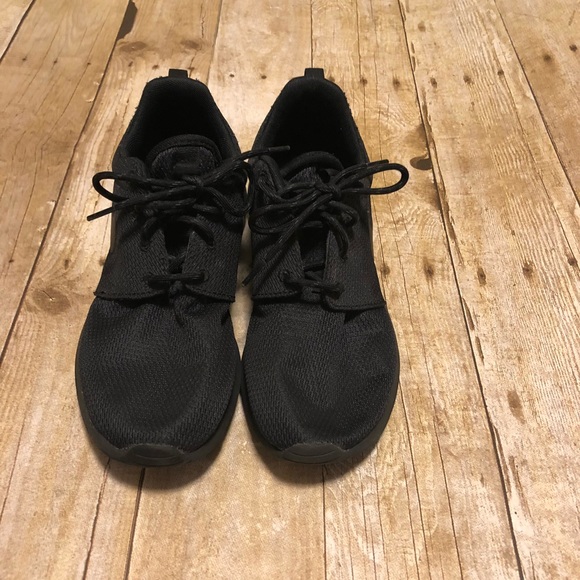 Nike Shoes - Nike Roshe Run